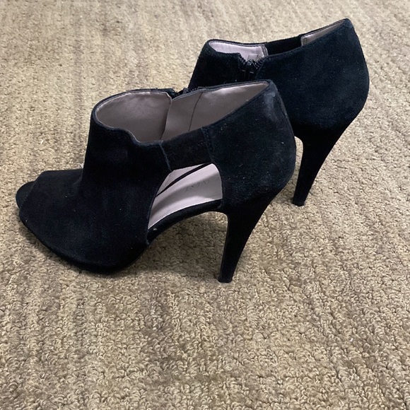 9 West black suede peep toe 4” heels. Sz 5.5 - Picture 4 of 6